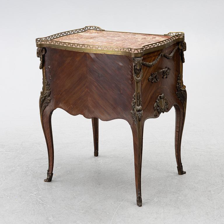 Skåp, Louis XV-stil, omkring år 1900.