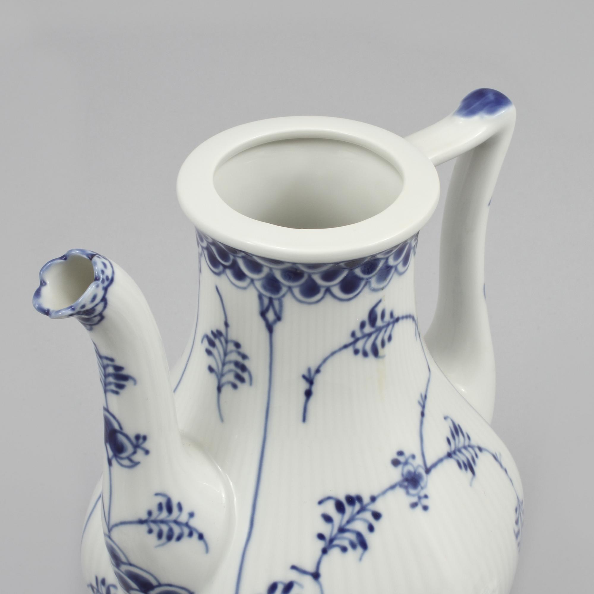 SERVISDELAR, 27 st, porslin, "Musselmalet", Royal Copenhagen, 1900-talets andra hälft.