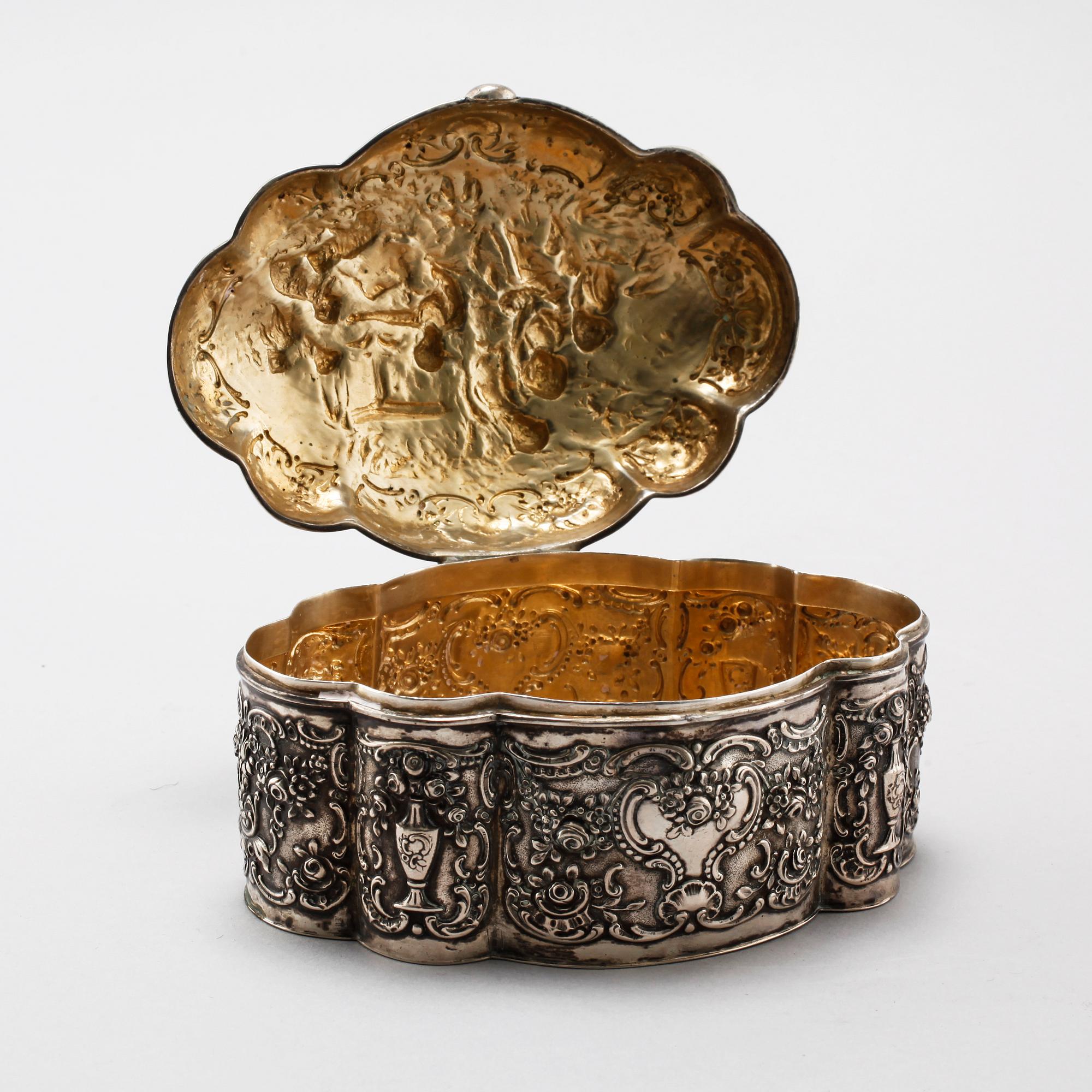 Two silver and low grade silver boxes, first half of the 20th century. Total weight 490 g.