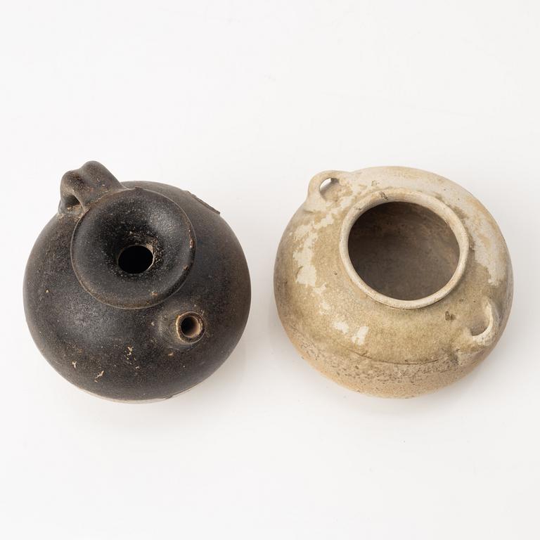 Krukor, två stycken, vaser, två stycken, skål och kanna, Mingdynastin (1368-1644.