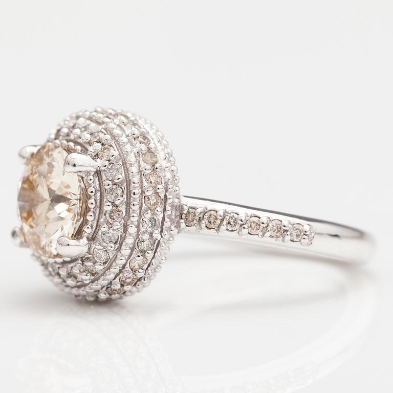 An 18K white gold ring with brilliant cut diamonds ca. 2.04 ct in total. With IGL certificate.