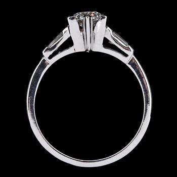 RING, briljantslipade diamant, 0.54 ct samt två trapezslipade diamanter, tot. 0.30 ct.