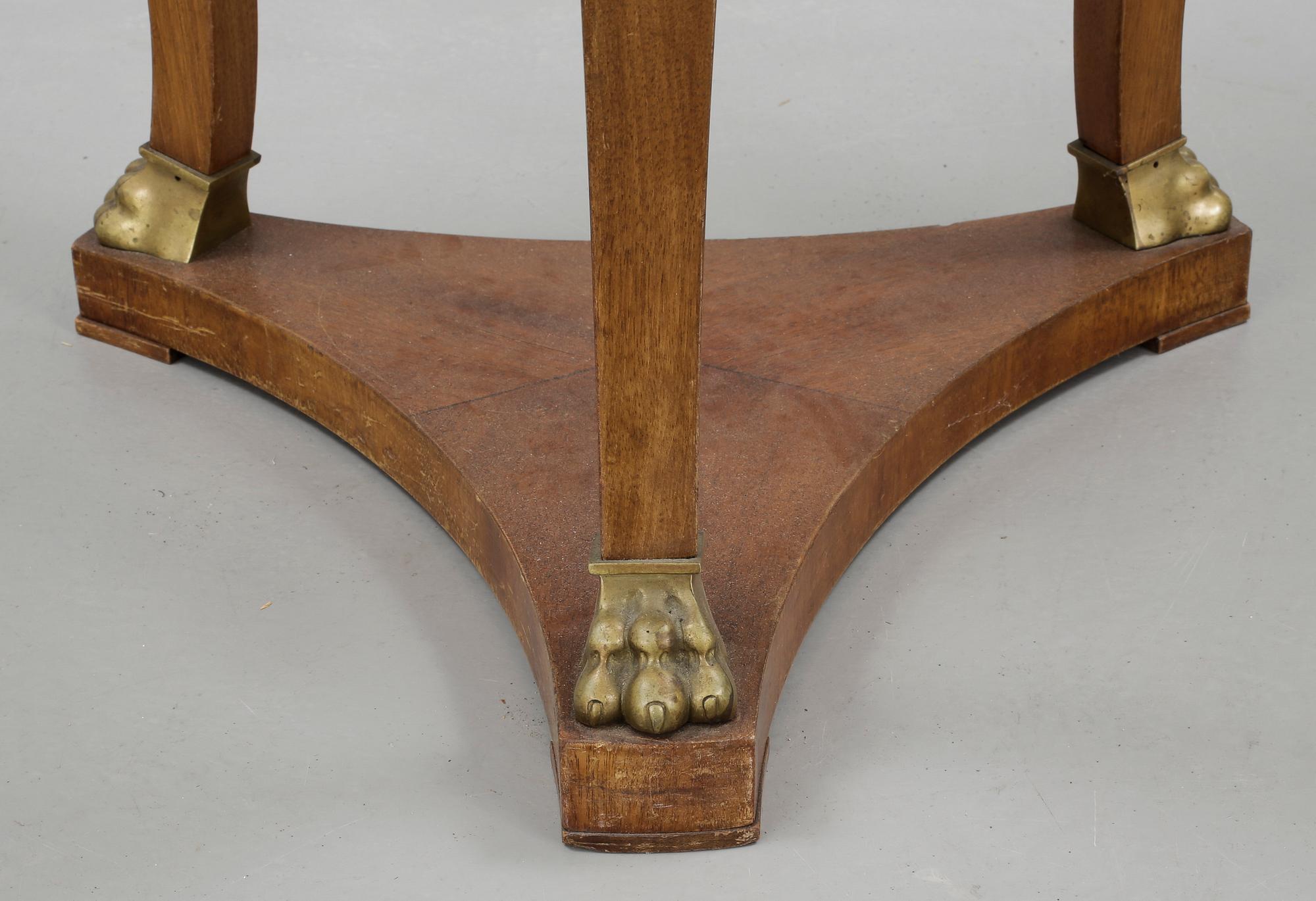 SALONGSBORD, Kalmar Fajans, 1900-talets första hälft.