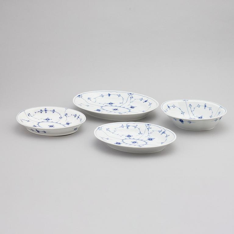 Matservis, 58 delar, porslin, "Musselmalet", Bing & Grøndahl samt Royal Copenhagen, Danmark.
