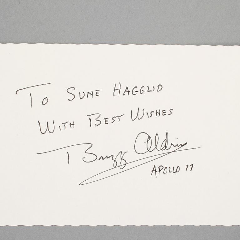 AUTOGRAFER AV ASTRONAUTER, 4 st, bla Neil Armstrong och Buzz Aldrin, egenhändiga.