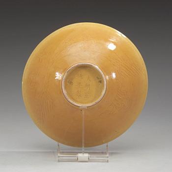 A yellow glazed bisquit bowl, Qing dynasty, Kangxi (1662-1722).