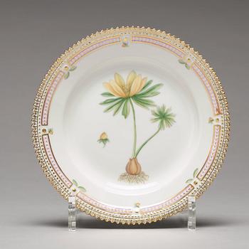 ASSIETTER, sex stycken, porslin. "Flora Danica", Royal Copenhagen, Danmark, 1900-tal.