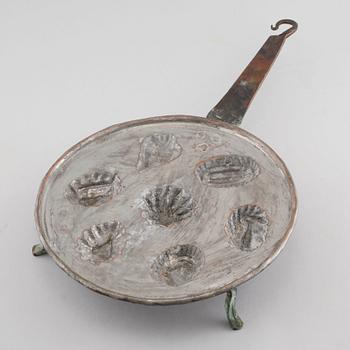 A copper cake tin, 19th century.