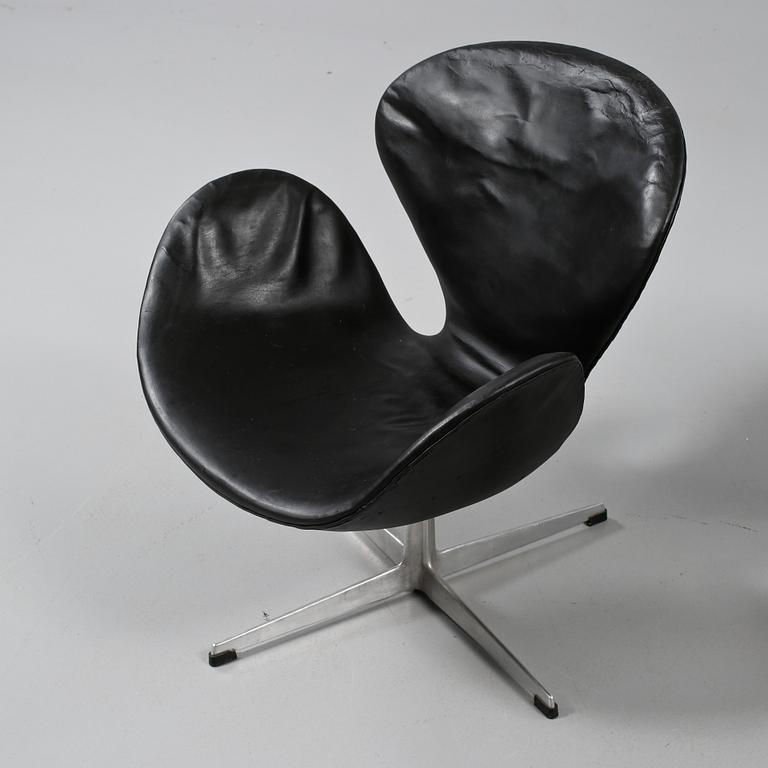 FÅTÖLJER, ett par, "Svanen" av Arne Jacobsen för Fritz Hansen, Danmark, 1900-talets andra hälft.