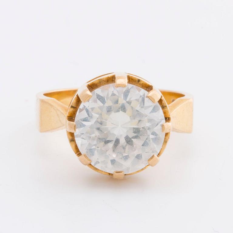RING 18K gold w synthetic spinel approx 111 x 10 mm, G Dahlgren & Co Malmö 1971.
