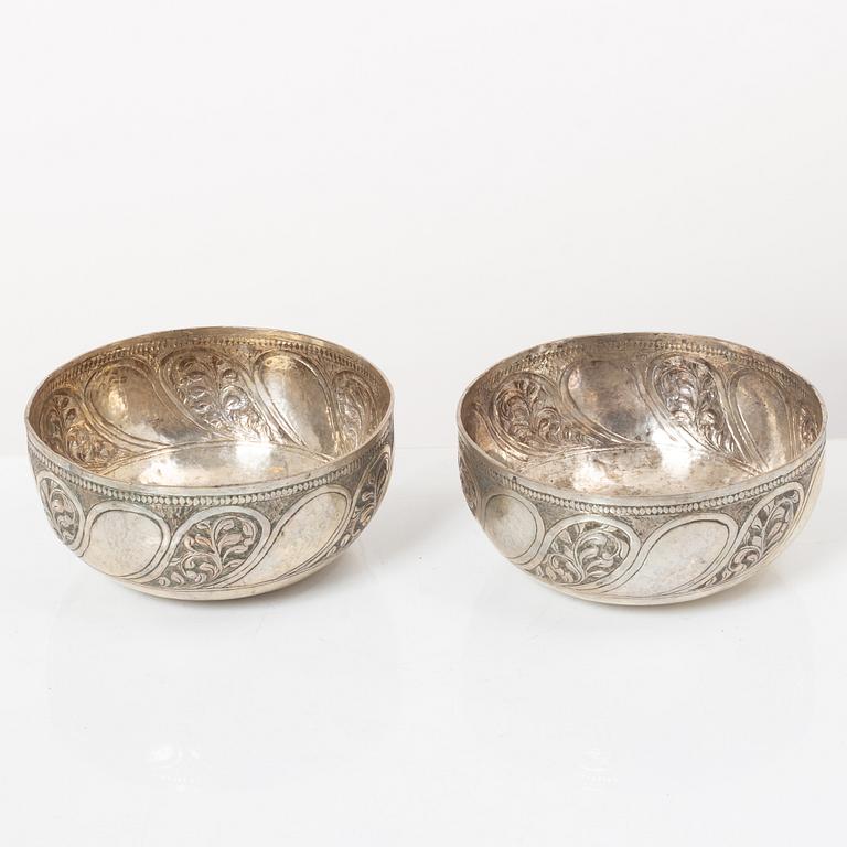 Skålar, tre stycken samt tre bägare och figurin, metall, Centralasien.