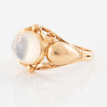 Ring, 18K gold with moonstone.