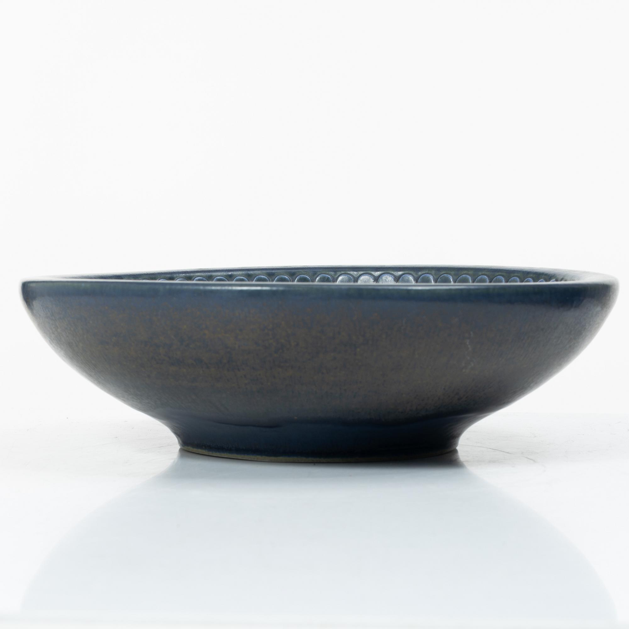 Kåge Verkstad, a set of three ceramic bowls and a small dish, Gustavsberg, Sweden, 1957-61.