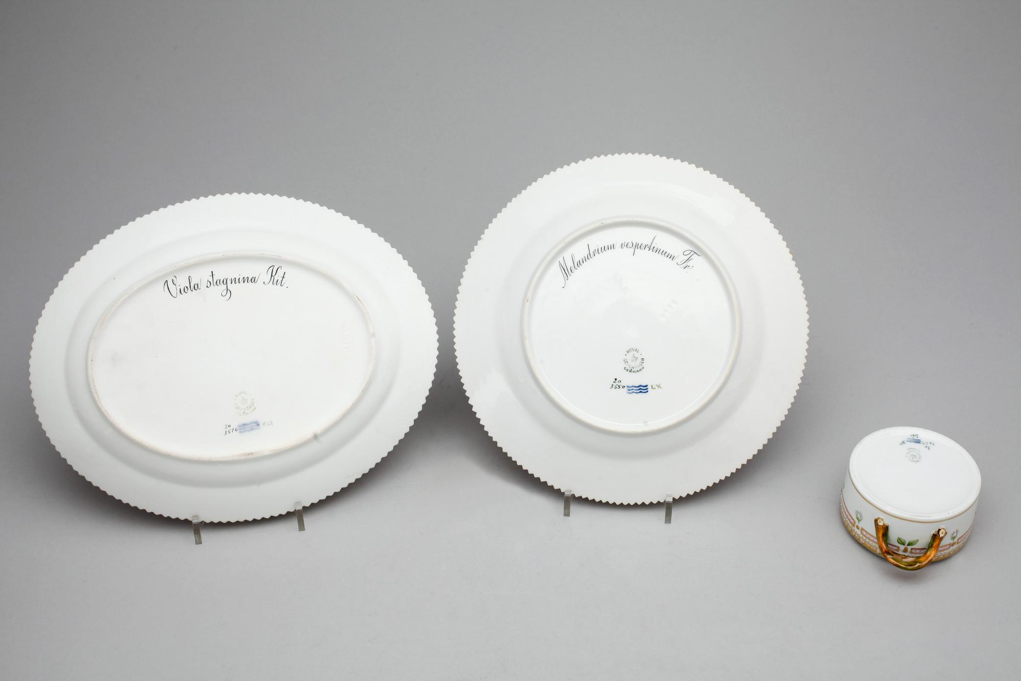 FAT, TALLRIK samt ASK MED LOCK, porslin, "Flora Danica", Royal Copenhagen.