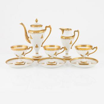 A French Porcelaine Set, with mark in red Mre Imp le de Sèvres, Early 19th Century (5 pieces).