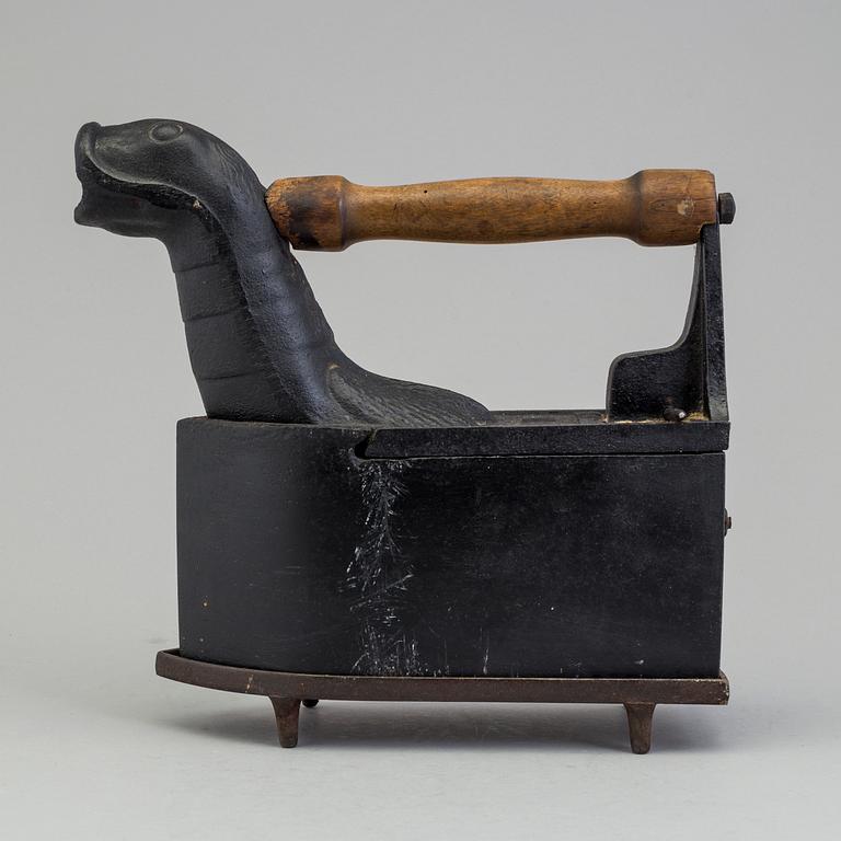 STRYKJÄRN PÅ STÄLL, gjutjärn, Husqvarna, 1800-tal.