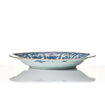 A blue and white dish, Qing dynasty, Kangxi (1662-1722).