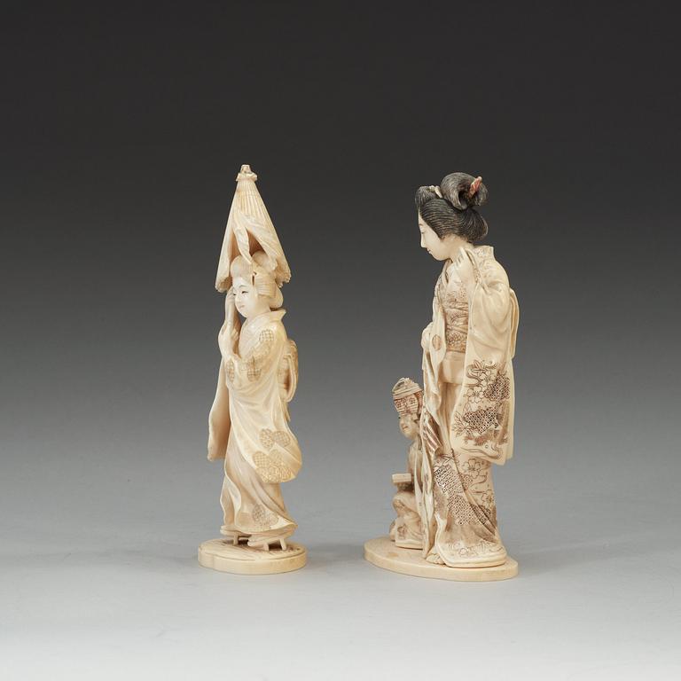 OKIMONOS, två stycken, elfenben. Japan, tidigt 1900-tal.