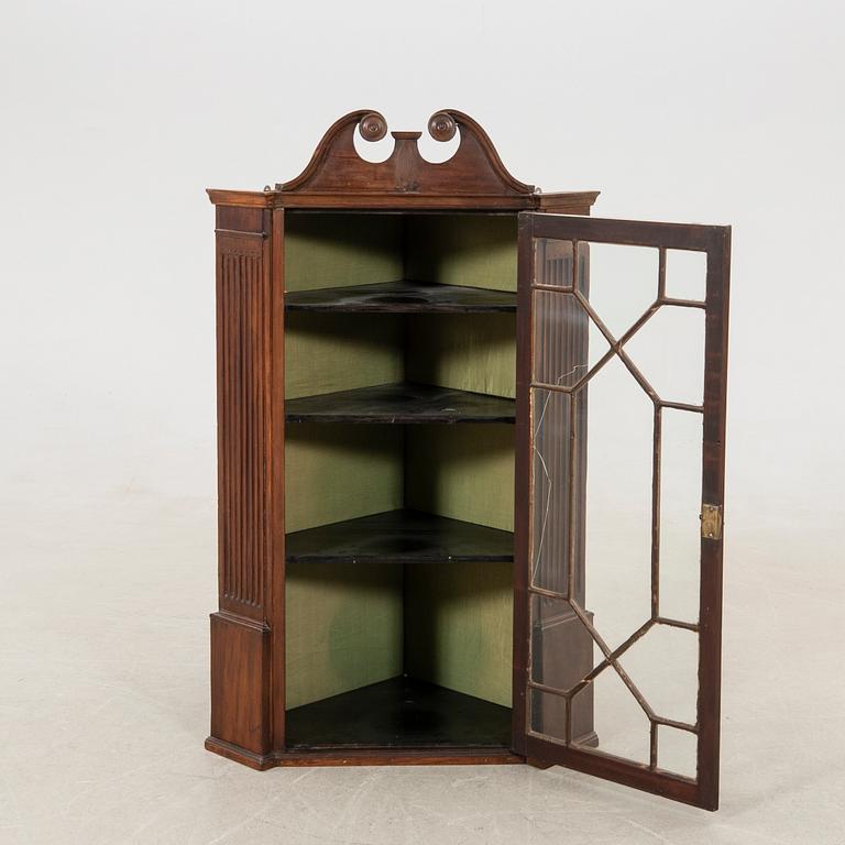 Corner cabinet, Chippendale England around 1800.