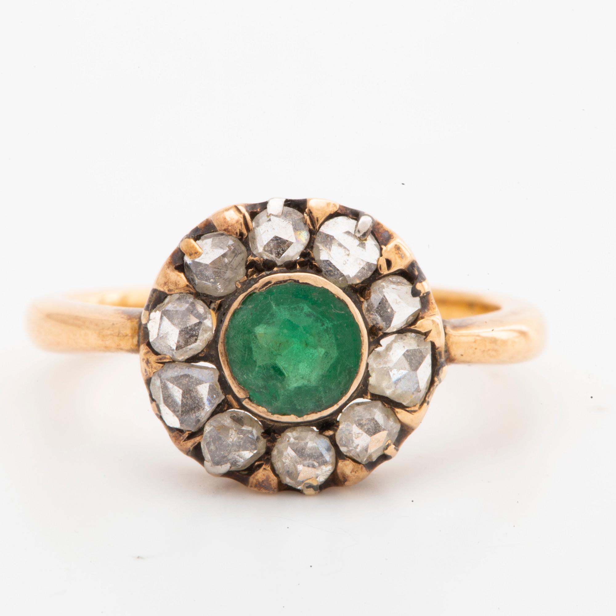 RING 14K gold w 1 emerald (probably synthetic) and rose-cut diamonds.