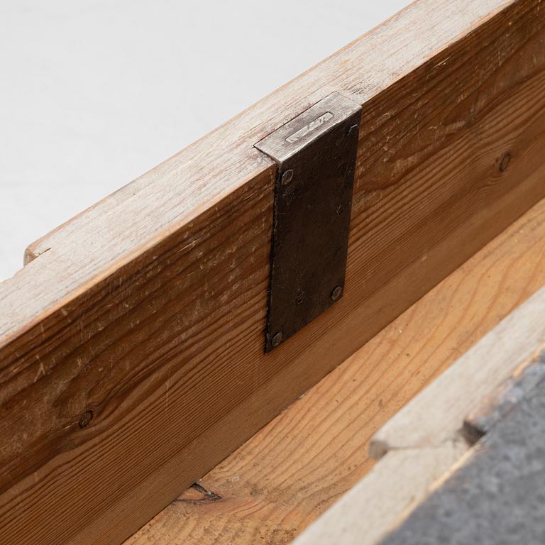 Byrå, sengustaviansk, omkring år 1800.