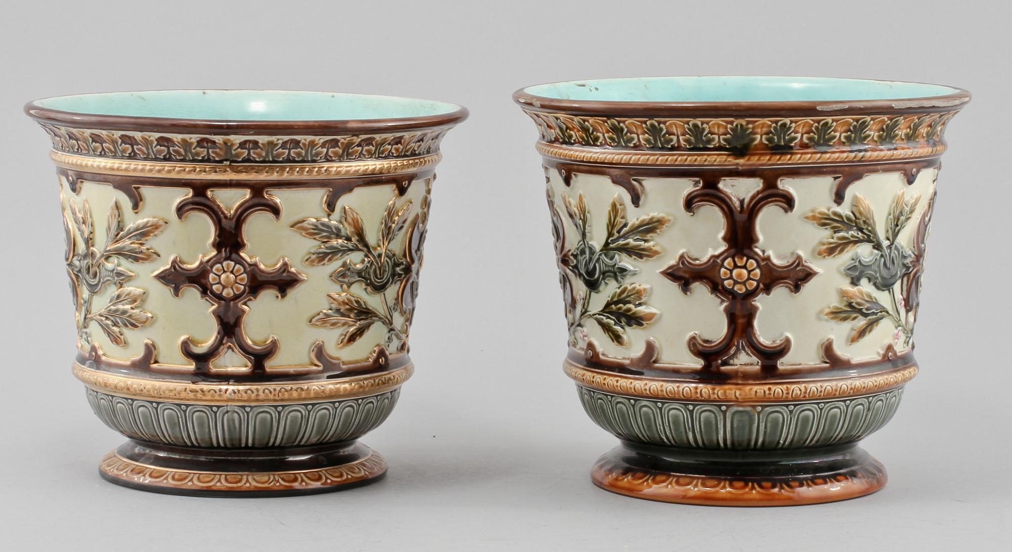 YTTERFODER, 2 st snarlika, majolika, Rörstrand, omkring 1900.