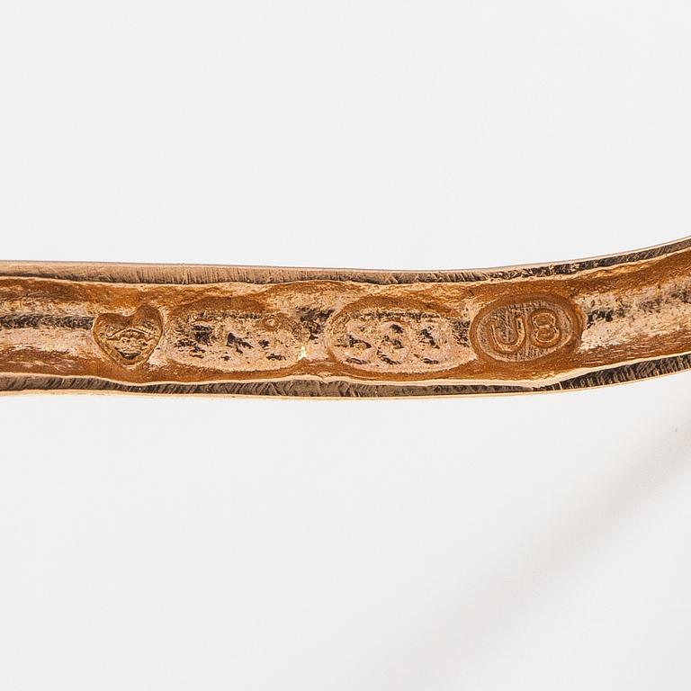 A panther brooch made of 14K gold and with emeralds.