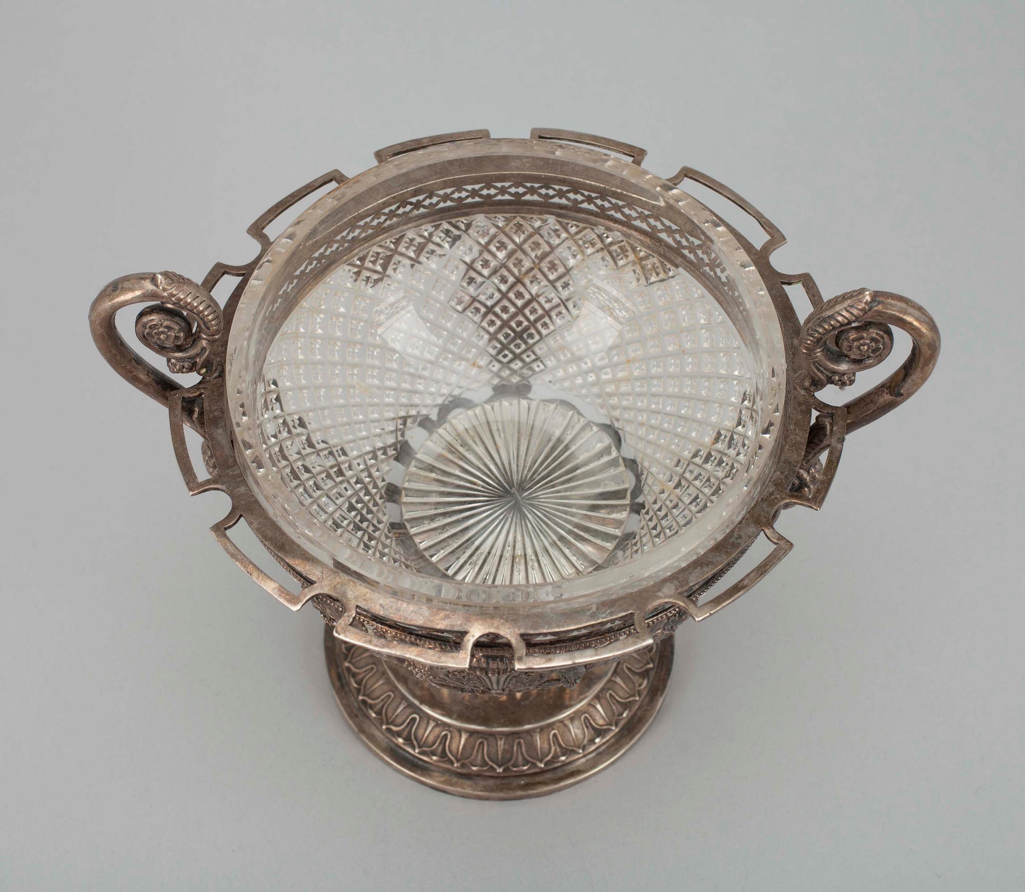 SOCKERSKÅL, silver (13L) samt glas, 1800-talets slut. Silvervikt 177 g.