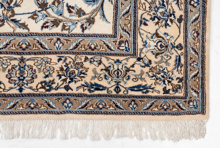 An Oriental carpet, approx. 354 x 243 cm.