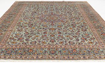 A Kashan carpet, 410 x 300 cm.