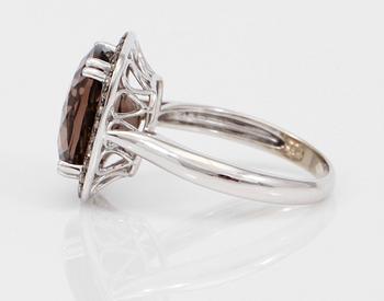 RING, diamanter samt röktopas.