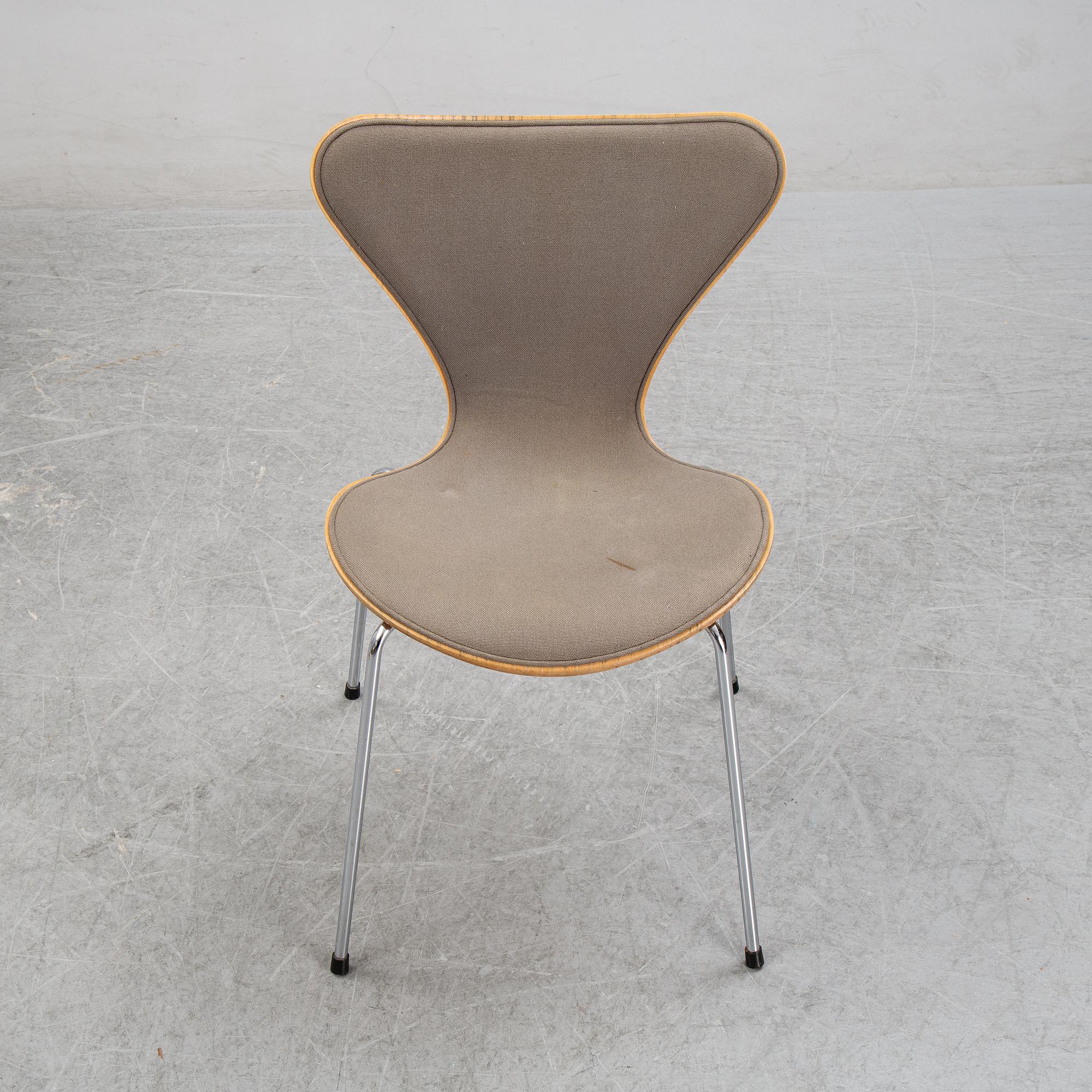 Arne Jacobsen, stolar, 4 st,
”Sjuan” för Fritz Hansen, Danmark, 1990.