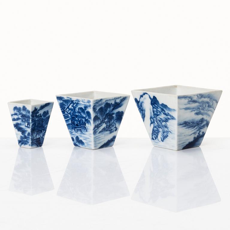 A set of three blue and white cups, late Qingdynasty, circa 1900.