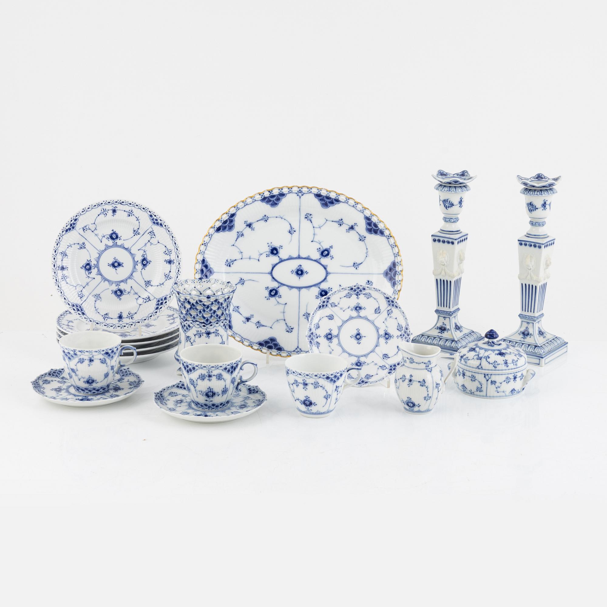 Servis, 14 delar, porslin, "Musselmalet", hel- och halvblonde, Royal Copenhagen, Danmark.