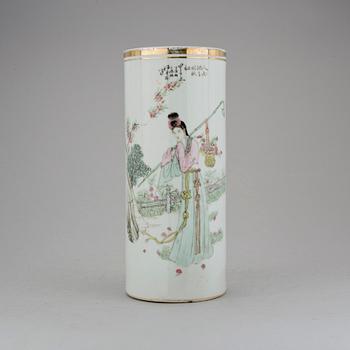 PENSELVAS, porslin, Kina, 1900-tal.