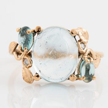 Ring med cabochonslipad blå topas, apatiter och briljantslipade diamanter.