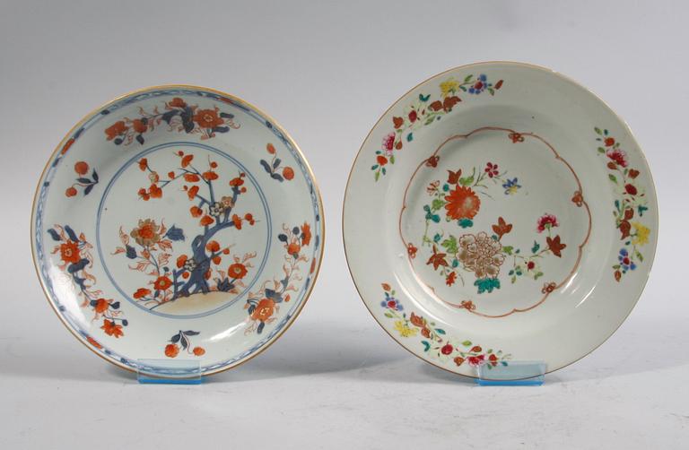 TALLRIKAR, 2 st, porslin, Kina. 1700/1800-tal.