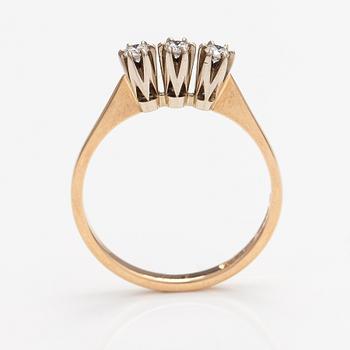 Elis Kauppi, Sormus,, 14K kultaa, timantteja n. 0.15 ct yht kaiverruksen mukaan. Kupittaan Kulta, Turku 1981.
