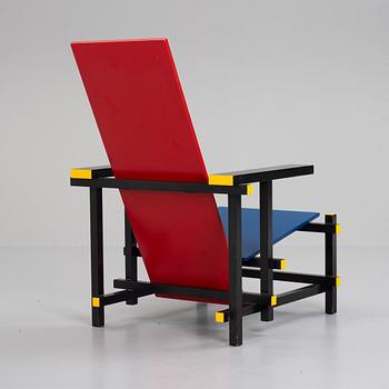 Gerrit Rietveld, fåtölj, "Red and blue chair", Cassina, formgiven 1918.