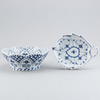 Royal Copenhagen, servis, 34 delar, porslin, "Musselmalet" samt "Blå Blom", 30 delar, Danmark.