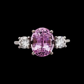 828. A pink sapphire, 5.32 cts, and brilliant cut diamond ring, tot. app. 0.60 cts.