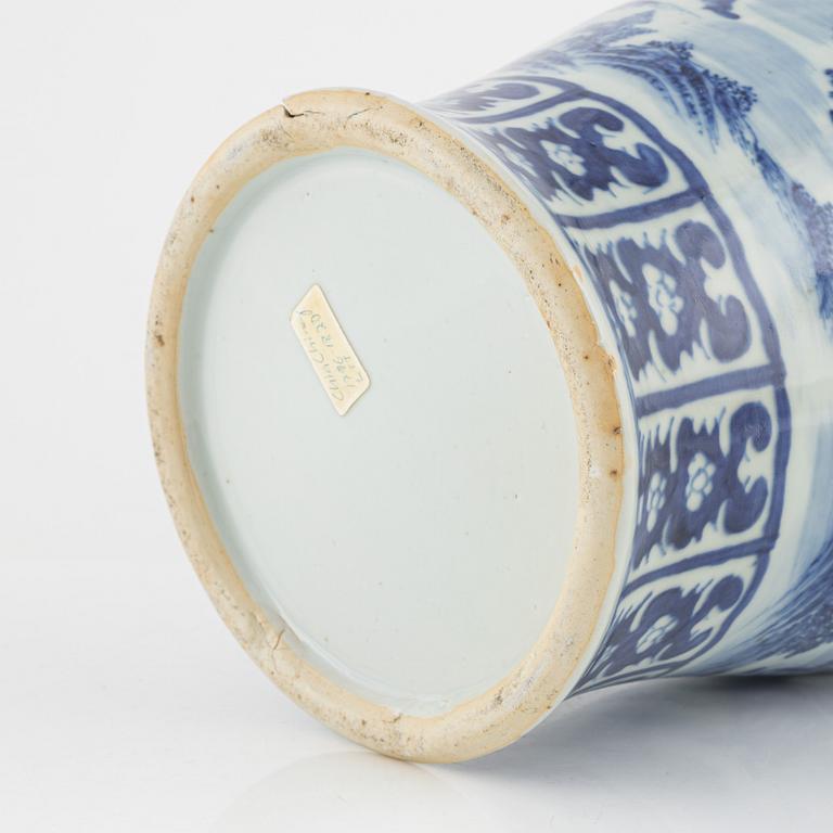 A blue and white porcleain vase, late Qing dynasty/20th century.