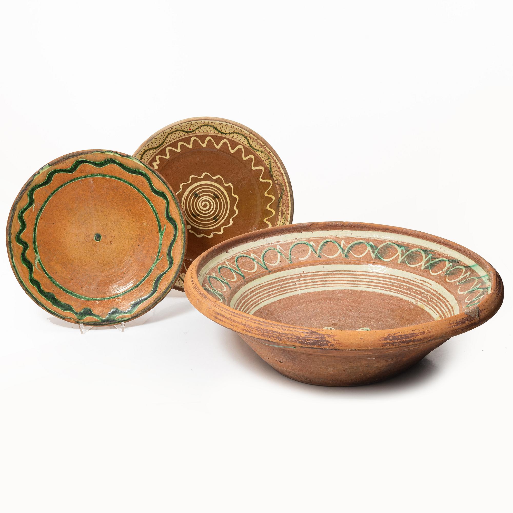 One eathenware bowl and two plates.
