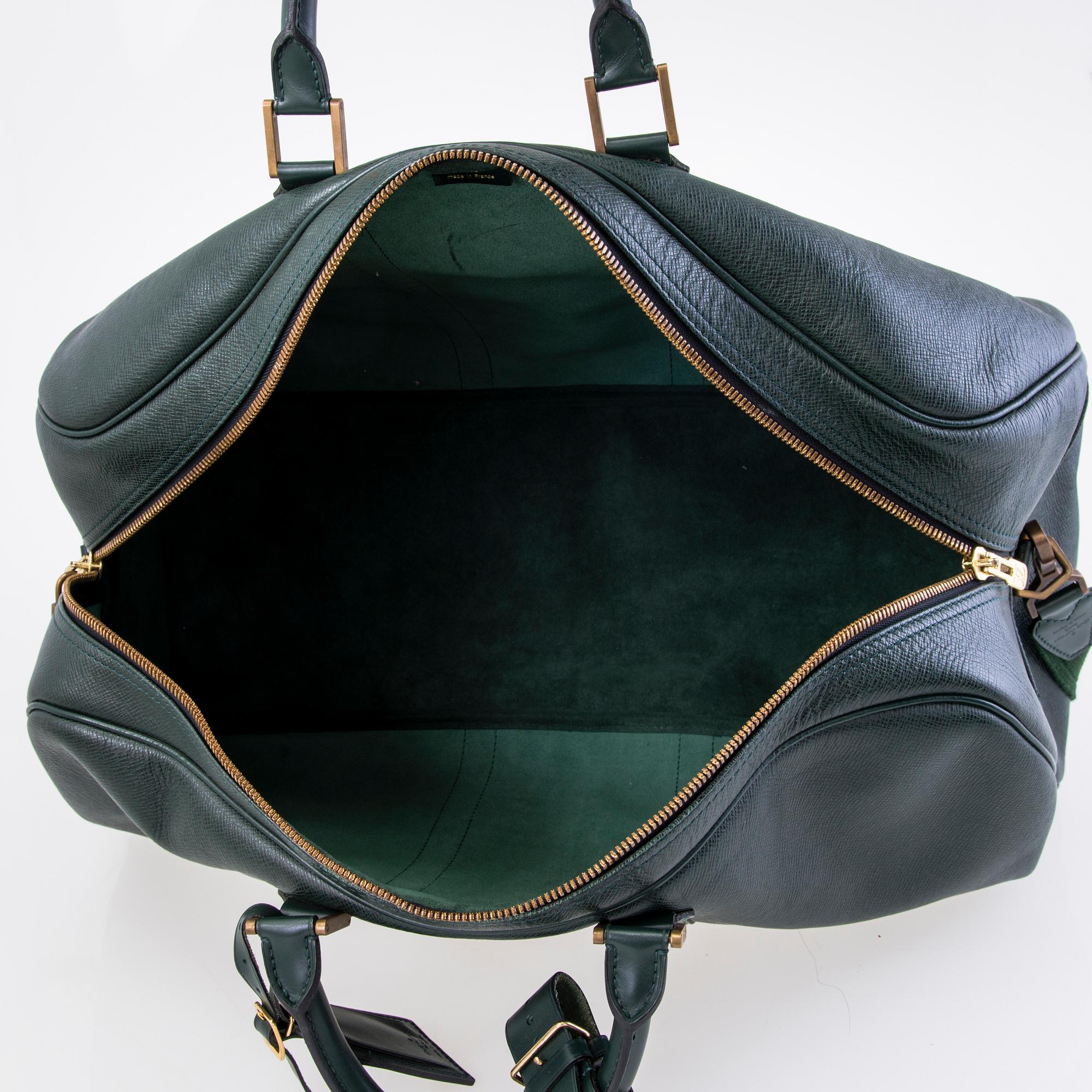 LOUIS VUITTON Green Taïga Kendall GM Travel bag.