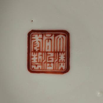 PERUKSTOCK, porslin. Sen Qing dynastin, 1800-tal. Med Tongzhi sigillmärke.