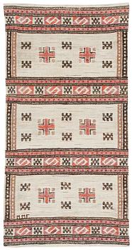 904. TEXTILE. "Röd S-bård". Flat weave (Inplock på linnebotten). 149 x 76,5 cm. Signed MMF.