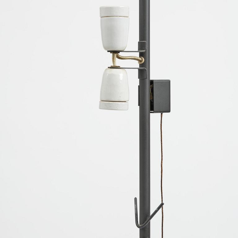 Arne Jacobsen, golvlampor, ett par, "AJ Royal", Louis Poulsen, Danmark, 1960-tal.