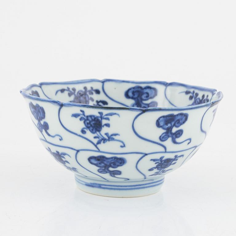A blue and white bowl, Qing dynasty, 18th Century.
