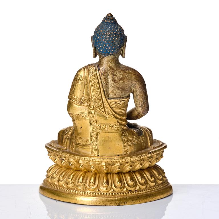 Buddha, förgylld kopparlegering. Tibetokinesisk, 1700-tal.