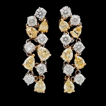 755. ÖRHÄNGEN, vita och fancy gula briljant- och droppslipade diamanter, 1.68 ct / 2ct .